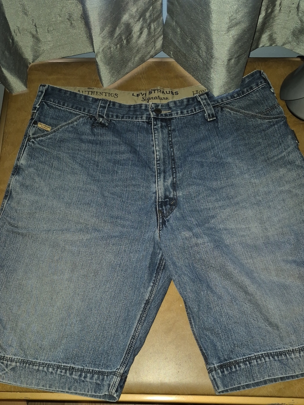 Levi's Men's Y2k "Signature Workwear" Denim Carpernter Shorts..size 40